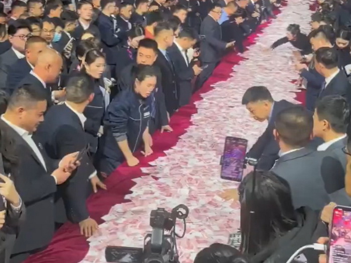 Kompanija podijelila 26 miliona dolara bonusa, zaposlenici grabili novac sa stolova