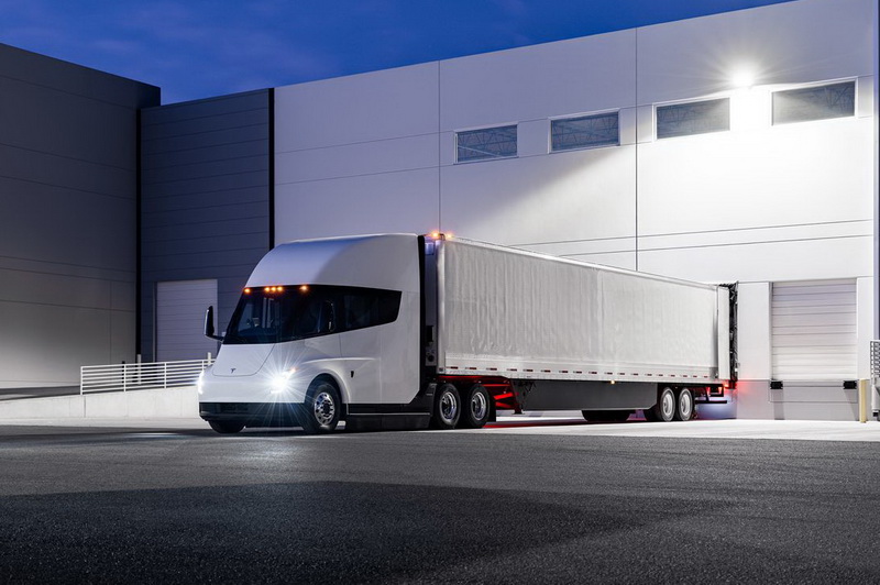 Kompanija Tesla predstavila Semi, svoj prvi kamion na baterije