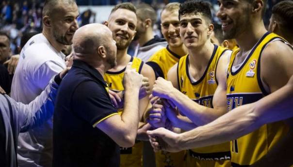 Kompletirana košarkaška reprezentacija BiH, na treningu 16 igrača