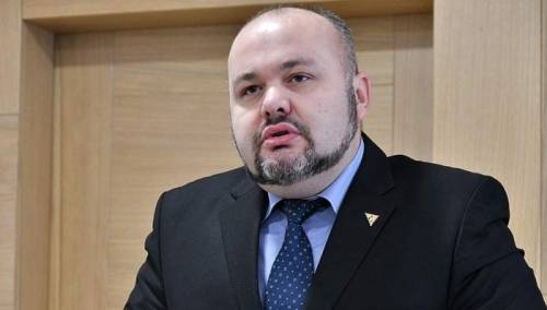Kompromitirani Sivro predvodi proteste pred Vladom KS