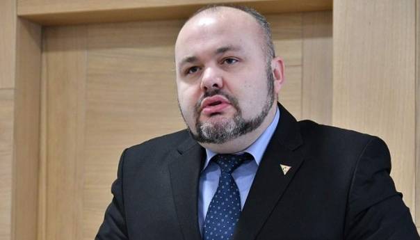 Kompromitirani Sivro predvodi proteste pred Vladom KS