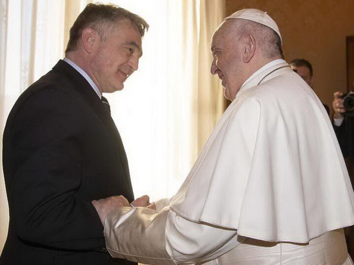 Komšić čestitao rođendan papi Franji