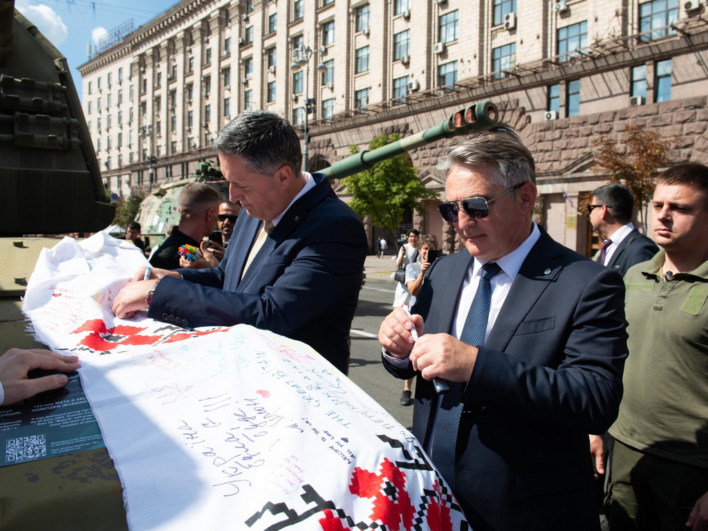 Komšić i Bećirović obišli Kijev i izložbu uništenih ruskih tenkova