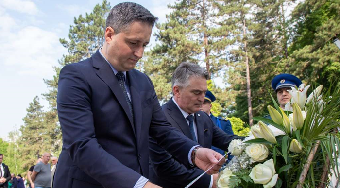 Komšić i Bećirović u Tuzli: Počast ubijenim u masakru na Kapiji