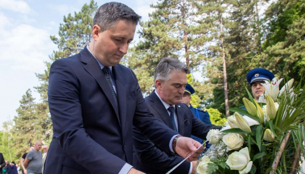 Komšić i Bećirović u Tuzli: Počast ubijenim u masakru na Kapiji