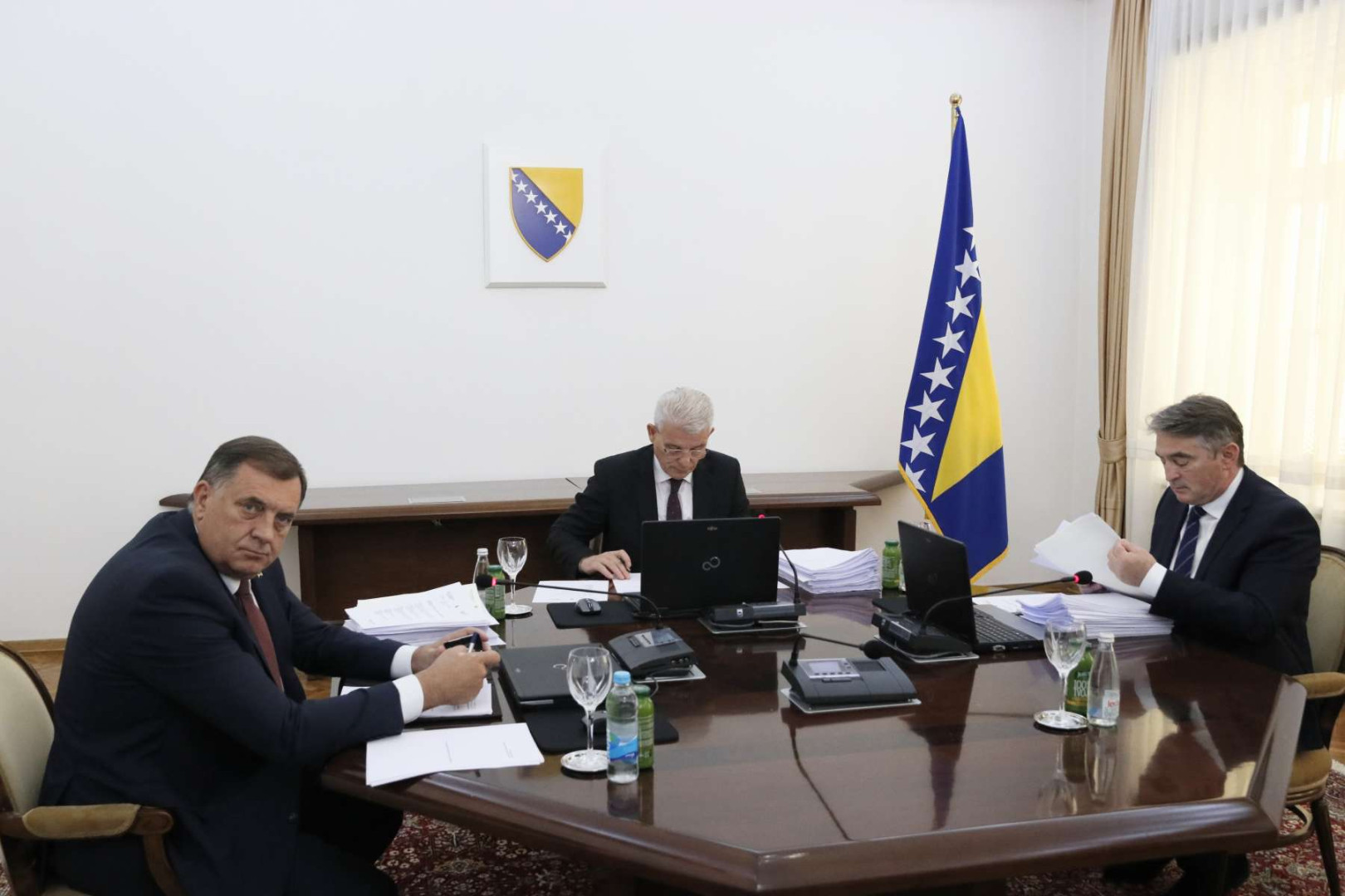 Komšić i Džaferović odbili Dodikov prijedlog da se Schmidt udalji iz BiH