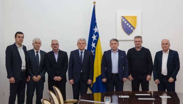 Komšić i Džaferović s borcima: Pokušaji da se kroz pravosuđe izmijeni karakter rata