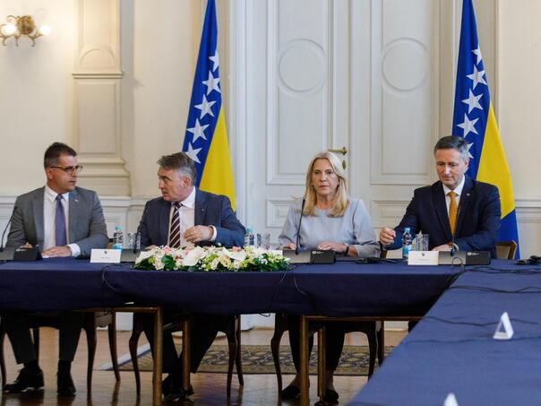 Komšić nakon sastanka s NB8: Ustav je temelj mira, reformski zahtjevi jasni