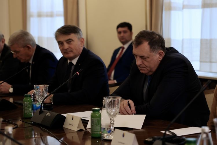 Komšić odgovorio Dodiku: U Predsjedništvu nećete napraviti omjer protiv BiH kao što ste napravili u Nogometnom savezu