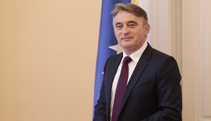 Komšić: Praznici su vrijeme kada se njeguju vrijednosti koje nas povezuju i čine boljim ljudima