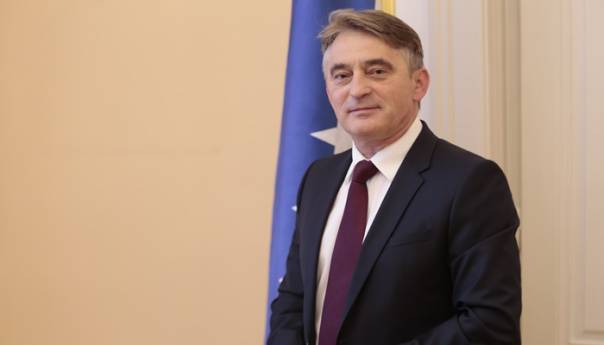 Komšić: Praznici su vrijeme kada se njeguju vrijednosti koje nas povezuju i čine boljim ljudima