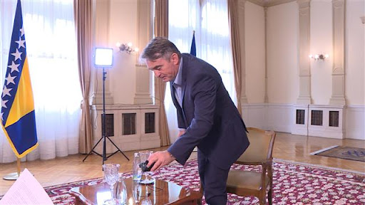 Novinar Tanjuga negirao genocid, Komšić prekinuo intervju