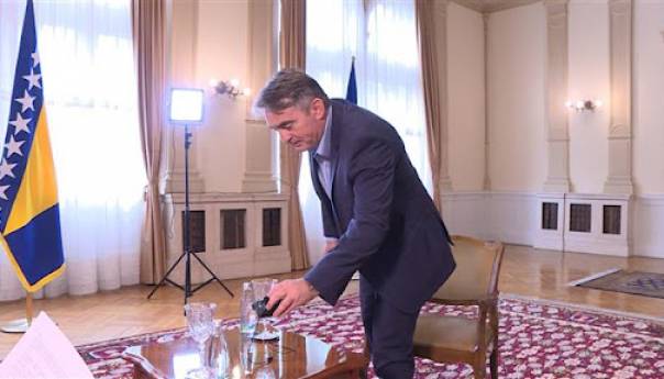 Novinar Tanjuga negirao genocid, Komšić prekinuo intervju