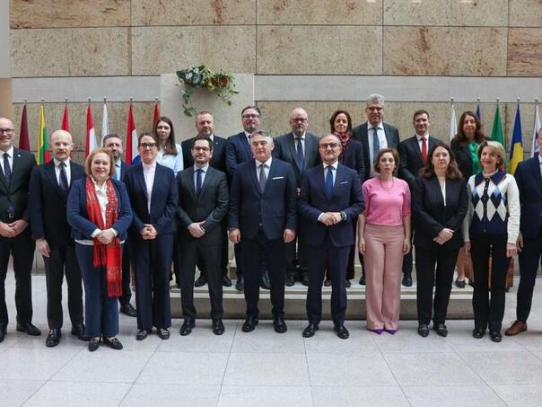 Komšić s ambasadorima EU o ratovima, izborima i EU putu