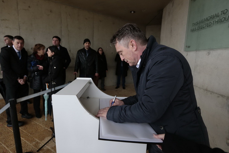 Komšić u Yad Vashemu odao počast žrtvama Jasenovca