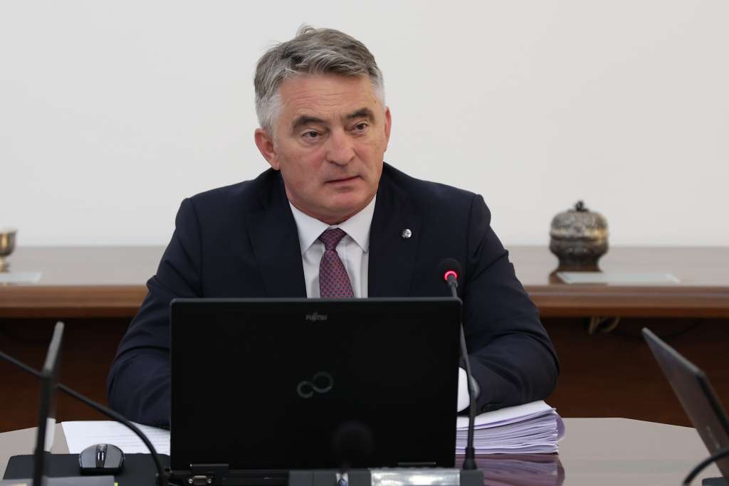 Komšić: Vujić sam treba podnijeti ostavku, u suprotnom ću pokrenuti smjenu
