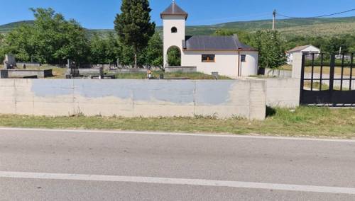 Komšije uklonile sramni grafit u Širokom Brijegu