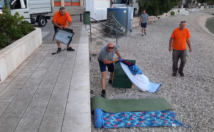 Komunalci u hrvatskom gradiću uklanjaju peškire i opremu s plaže