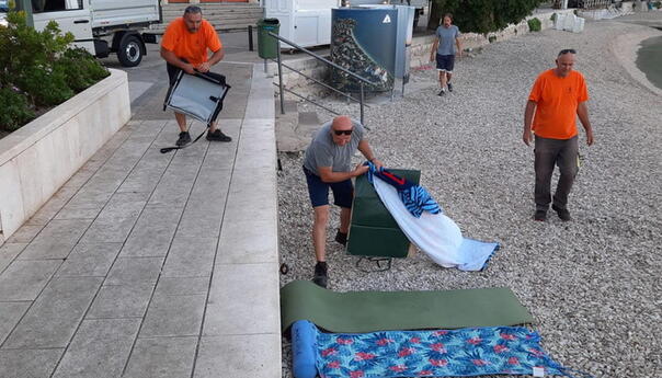 Komunalci u hrvatskom gradiću uklanjaju peškire i opremu s plaže