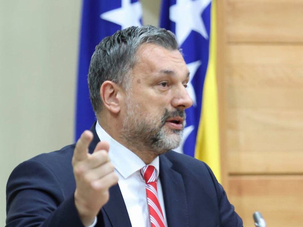 Konaković odgovorio Dodiku: Svaki put kad ih postrojimo...