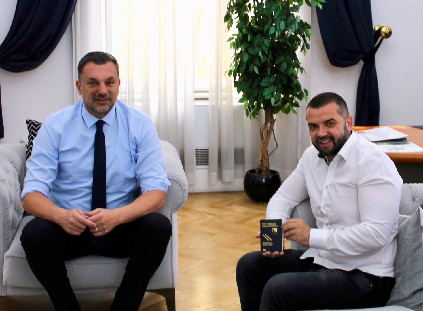Konaković osnivaču udruženja Pomozi.ba uručio diplomatski pasoš BiH