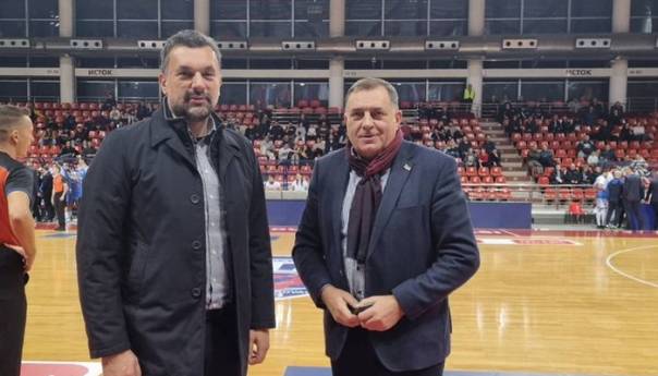 Konaković s Dodikom na košarkaškoj utakmici u Laktašima