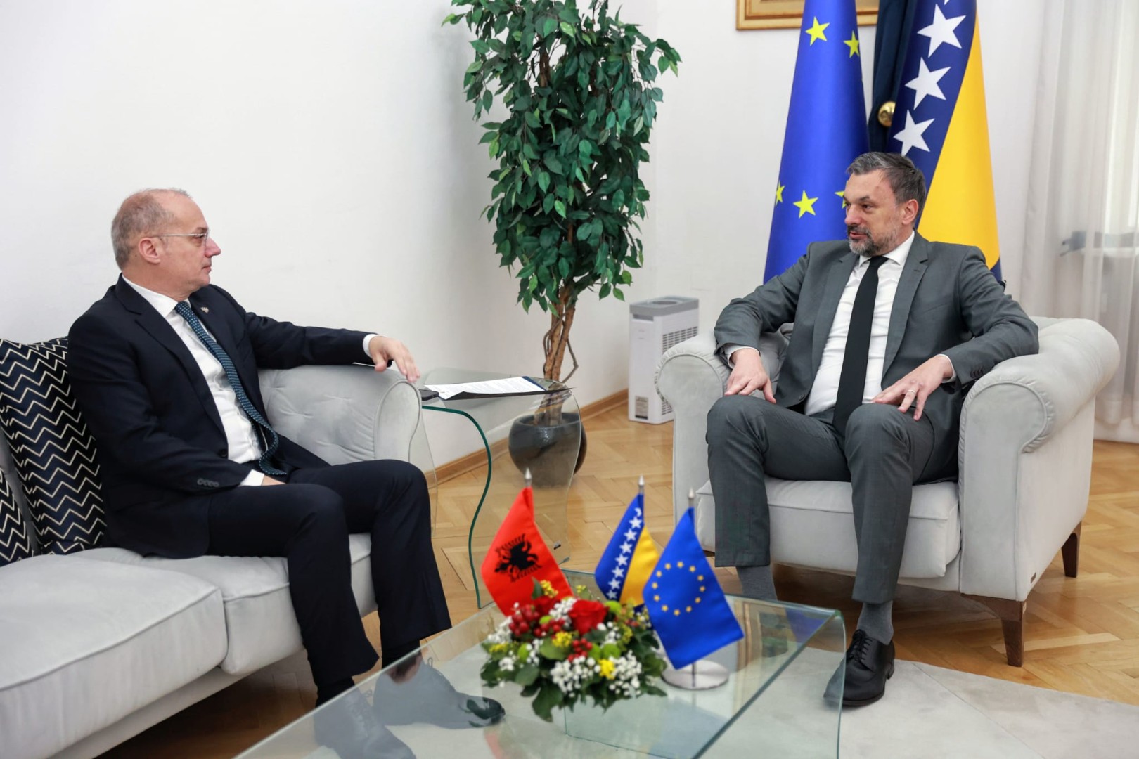Konaković sa Hasanijem: BiH je u čudnoj krizi, ali ima rješenje na stolu
