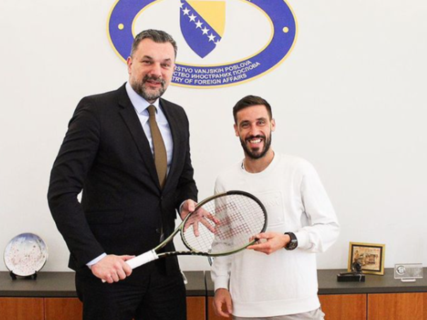 Konaković uručio Damiru Džumhuru diplomatski pasoš