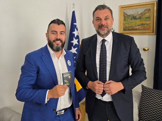 Konaković uručio diplomatski pasoš Edhemu Čustoviću, osnivaču "BH Futures Foundation"