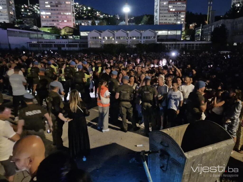 Koncert počeo brojni i dalje ispred Koševa: "Ne znamo hoćemo li ući"
