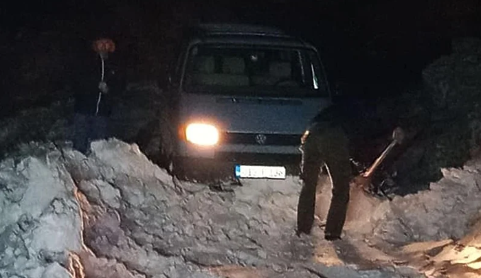 Konjic: Vatrogasci spasili zametene putnike u kombiju