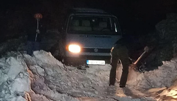 Konjic: Vatrogasci spasili zametene putnike u kombiju