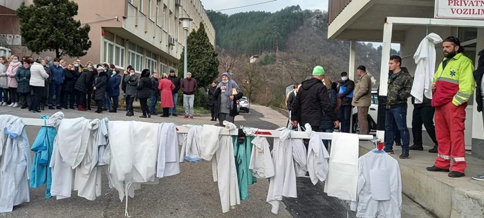 Konjic: Zdravstveni radnici  prekinuli rad i skinuli mantile