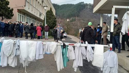 Konjic: Zdravstveni radnici prekinuli rad i skinuli mantile