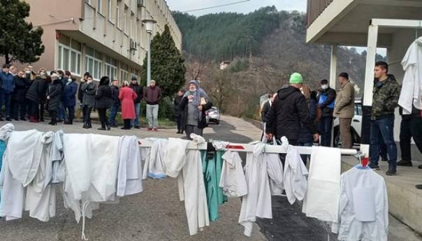 Konjic: Zdravstveni radnici prekinuli rad i skinuli mantile