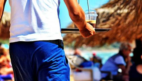 Konobar odbio da usluži ženu bez maske i dobio 100.000 dolara bakšiša