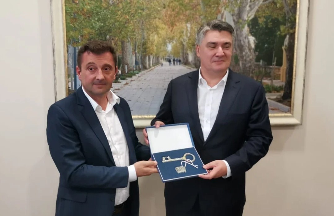 Kordić bez znanja Gradskog vijeća dodijelio ključ Grada Milanoviću!?