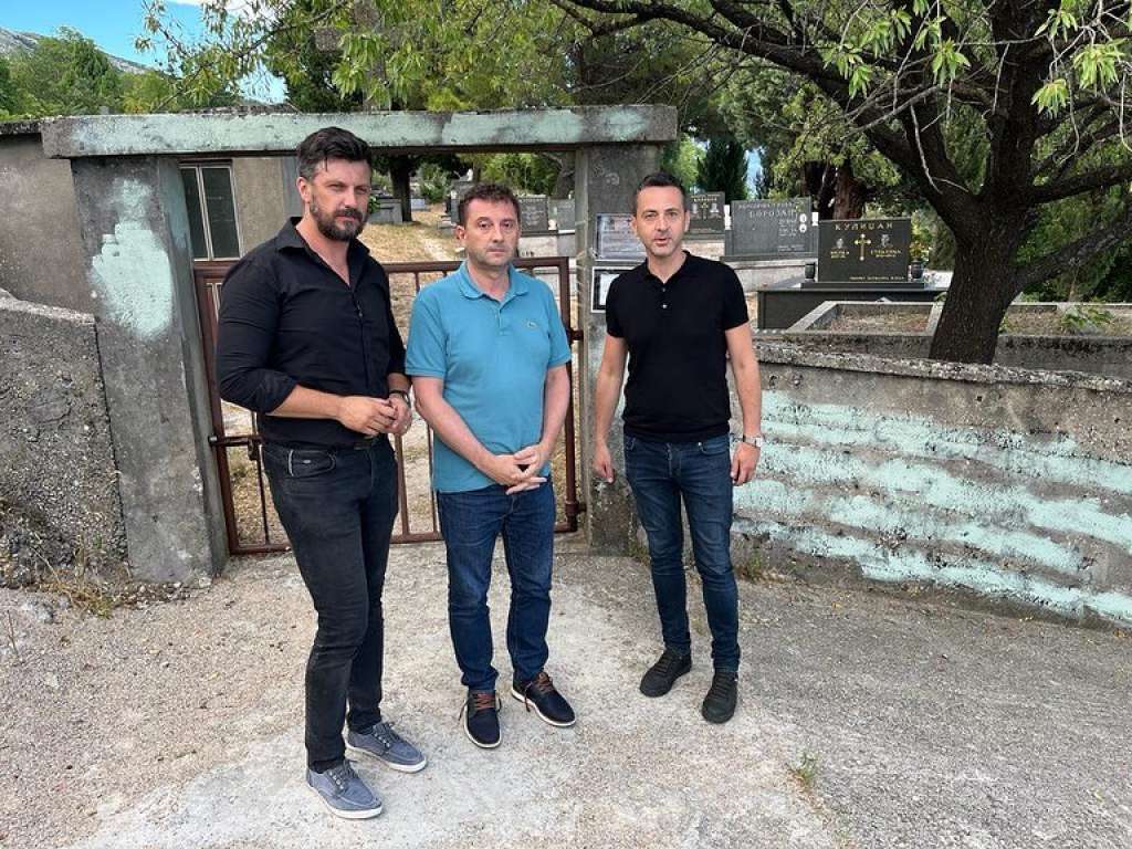 Kordić obišao oskrnavljeno pravoslavno groblje