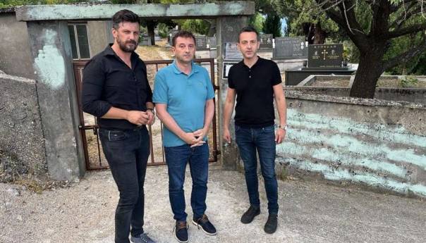 Kordić obišao oskrnavljeno pravoslavno groblje