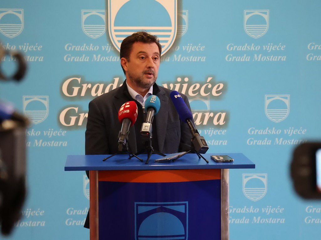 Kordić osudio nacističku ikonografiju na sinoćnim maškarama u Mostaru