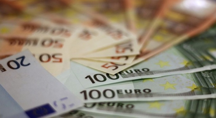 Korona prepolovila dobit banaka