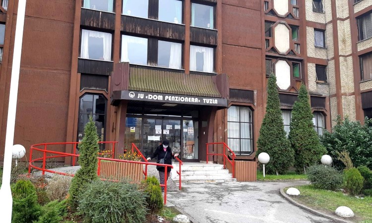 Koronavirusom zaraženo 23 štićenika Doma penzionera u Tuzli