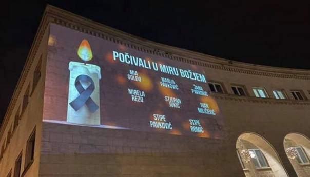 Kosača osvijetljena imenima stradalih u Posušju