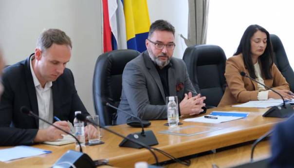 Košarac organizovao sastanak o mogućnosti produženja zabrane izvoza oblovine i peleta