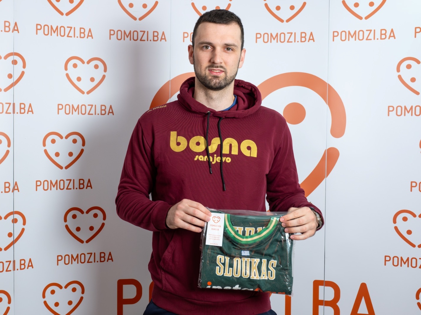 Košarkaš KK Bosna donirao dres za Pomozi.ba, pa sve iznenadio potezom