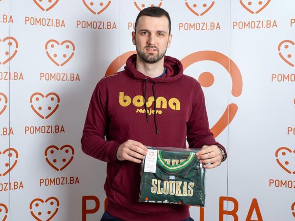 Košarkaš KK Bosna donirao dres za Pomozi.ba, pa sve iznenadio potezom