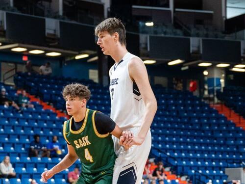 Košarkaš visok 240 cm spreman za debi, pogledajte kako zakucava