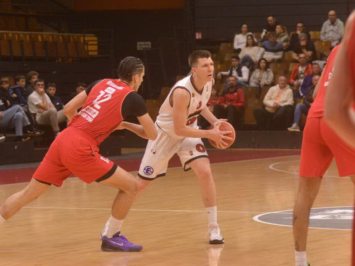 Košarkaši Borca nakon produžetka slavili u Mejdanu