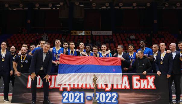 Košarkaši Igokee osvajanje Kupa BiH slavili uz zastavu RS, pozirao i Dodik