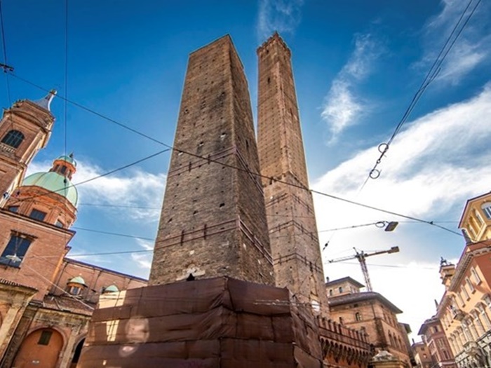 Kosom tornju u Bologni prijeti urušavanje, obnavljat će se najmanje 10 godina